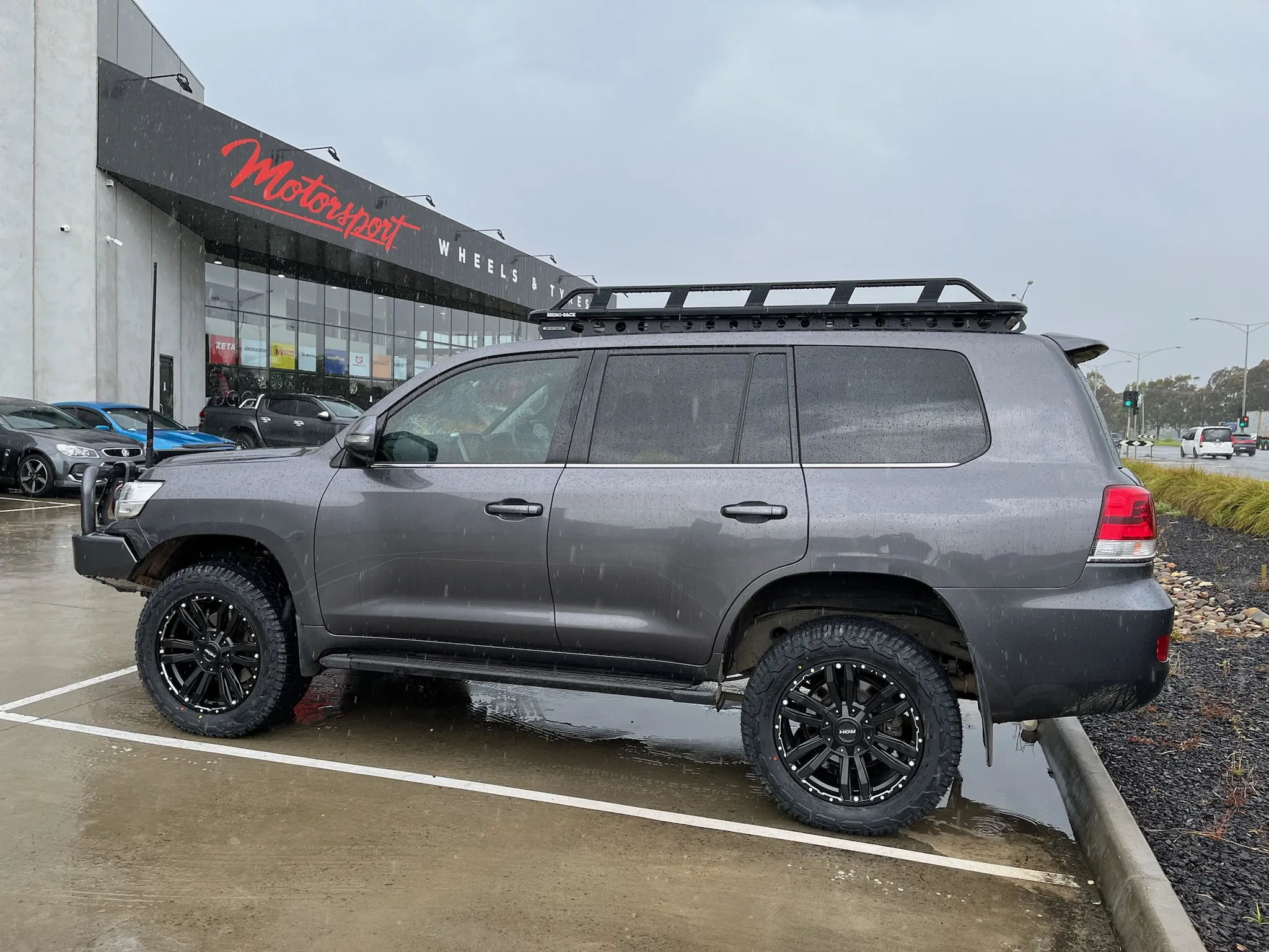 TOYOTA LANDCRUISER 200 SERIES with ROH VAPOUR 18 inch WHEELS |  | TOYOTA